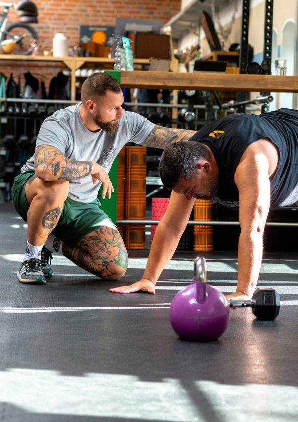 Bankdrücken mit Unterstützung vom Personal Trainer